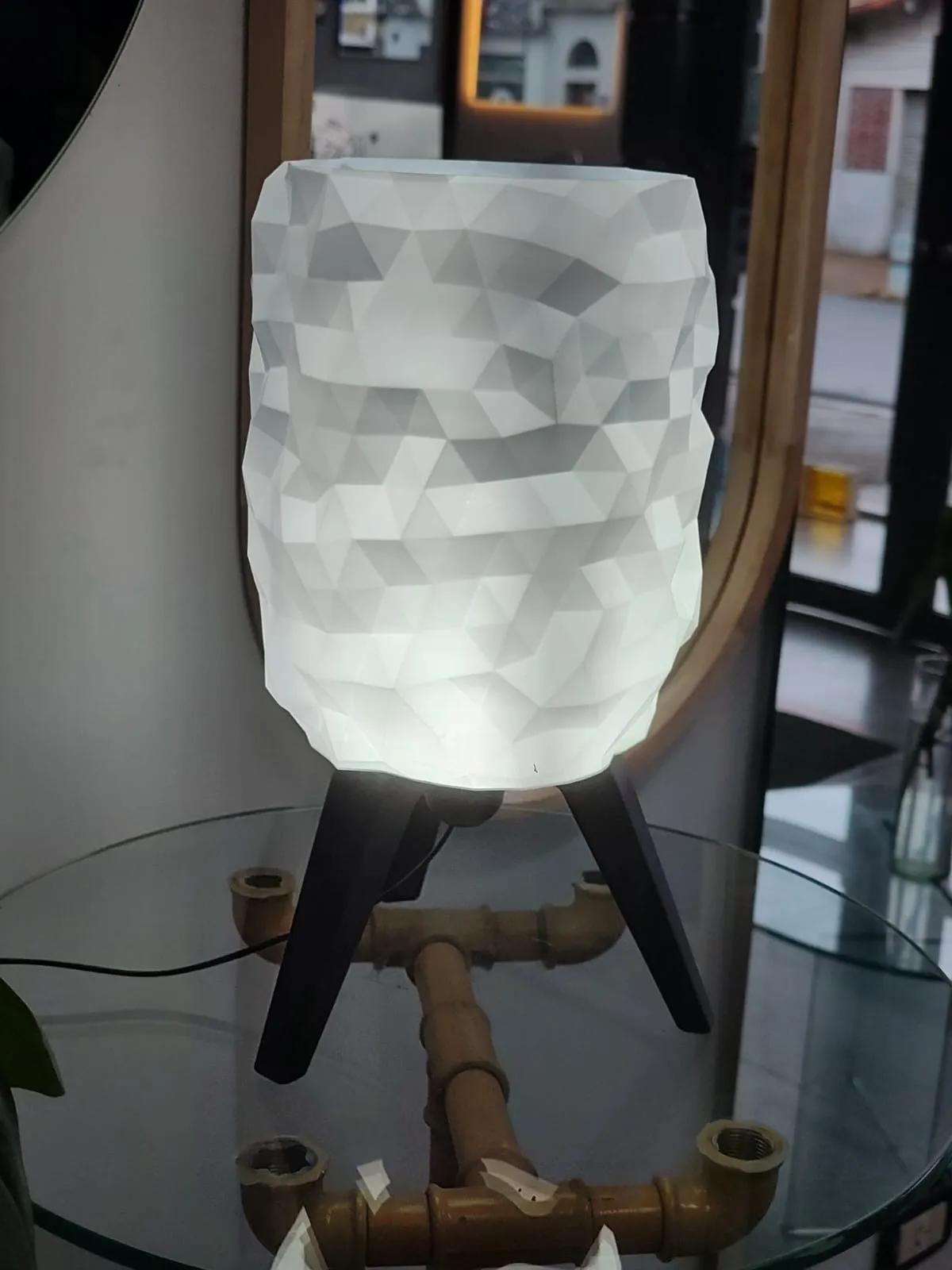 Lámpara impresa en 3D con patrón geométrico iluminada